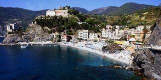 Cinque Terre - Monterosso - Vista del borgo vecchio e della spiaggia