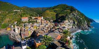 Cinque Terre - Vernazza - Vista del borgo e della spiaggia