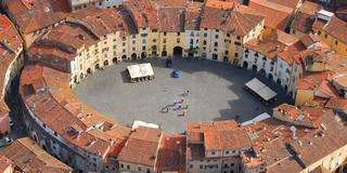 Lucca - Panorama di Piazza dell' Anfiteatro